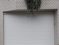 既存シャッターでは入らない車両を上部コーナー130ミリのコーナーで高さ確保 勾配付にも対応