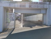 勾配付き土間へのパイプシャッターの取付 防犯にデザイン性も