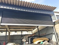 狭い開口を軽量電動で、広く改修