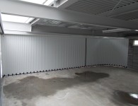 コーナーの在る車庫の戸締り 内観 両開きでスッキリ