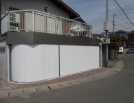 シャッターではレールが邪魔になる開口への納まり